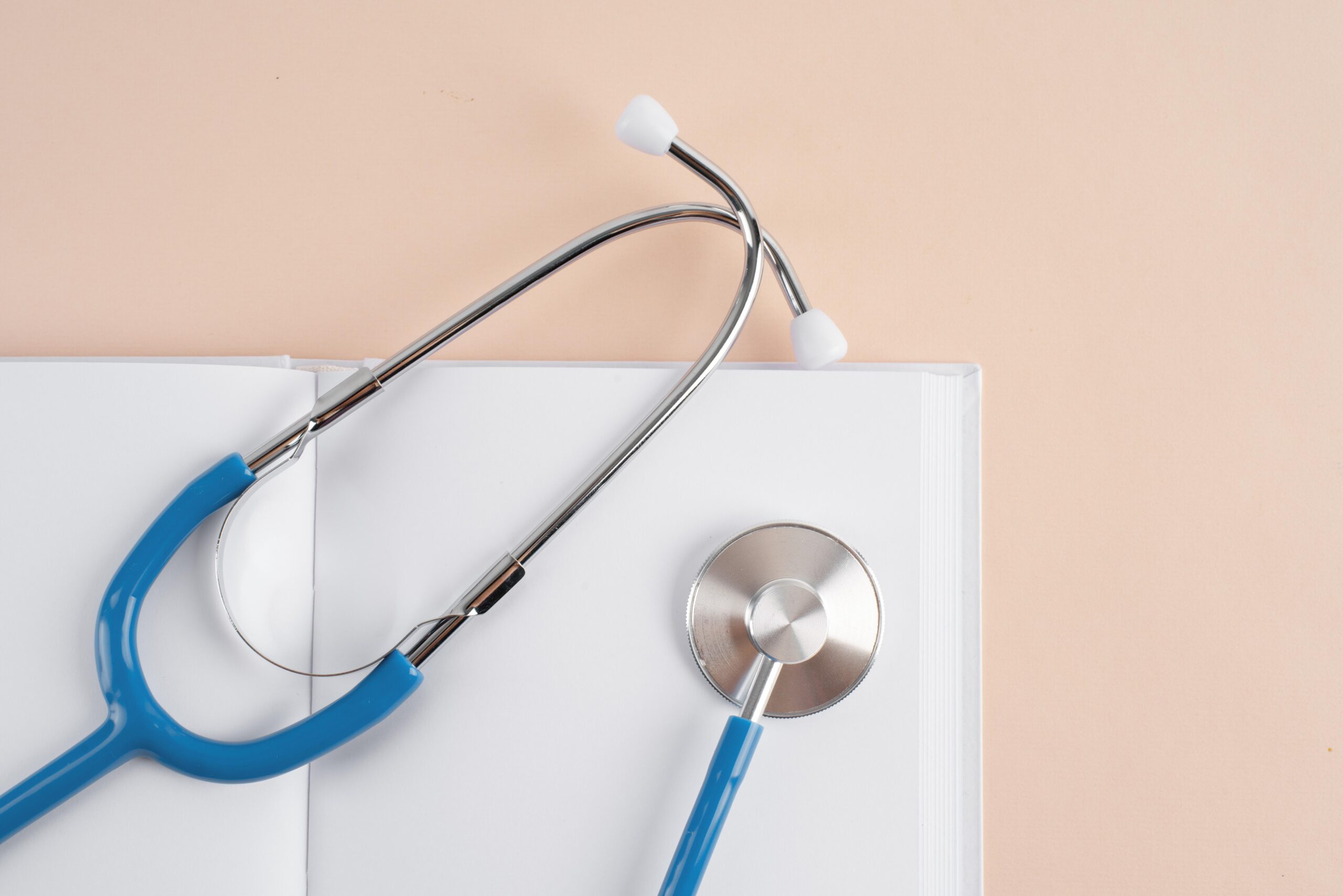 disposizione-della-giornata-mondiale-della-scienza-vista-dall-alto-con-lo-stetoscopio